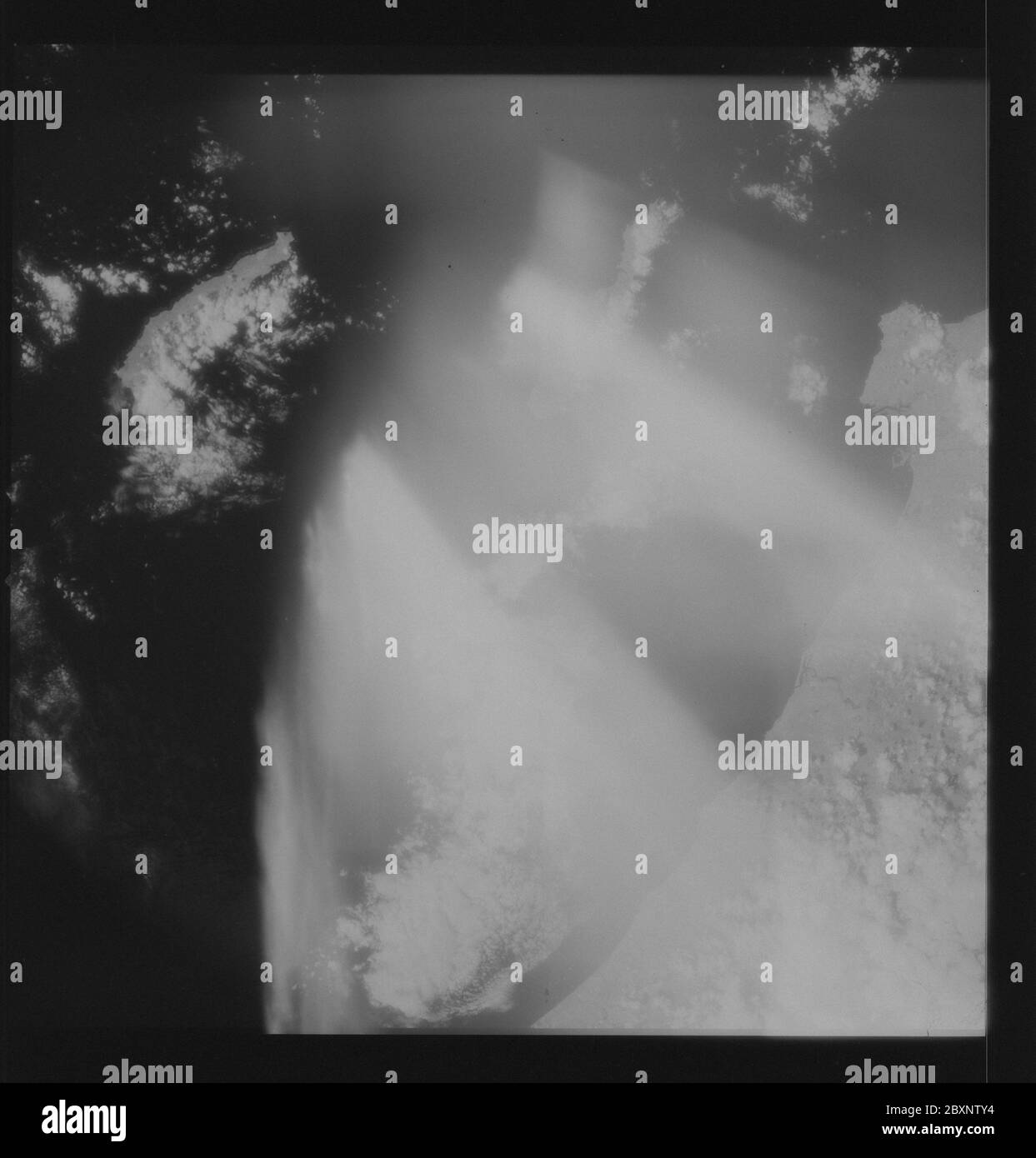 AS09-26C-3744C - Apollo 9 - Apollo 9 Missionsbild - S0-65 Multispektrale Fotografie - Kalifornien; Umfang und Inhalt: Die Originaldatenbank beschreibt dies wie folgt: Beschreibung: Erdbeobachtung aufgenommen von der Apollo 9 Crew. Blick ist auf Santa Catalina und San Clemente Inseln, San Bedro, Bay Area und Oceanside in Kalifornien. Der Breitengrad betrug 33.16 N bei Längengrad 118.12 W, die Überlappung betrug 50 %, die Höhenmeilen 103 und die Wolkendecke 25 %. Diese Bilder wurden im Rahmen des NASA S0-65 Experiments ``Multispectral Terrain Photography`` aufgenommen. Das Experiment ermöglicht die gleichzeitige Satellitenfotografie der Erde. Stockfoto